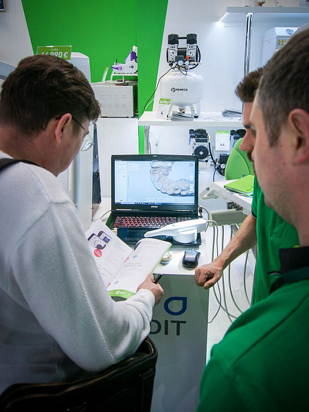 Стенд компании GREEN DENT на выставке Дентал Салон 2019_022.jpg