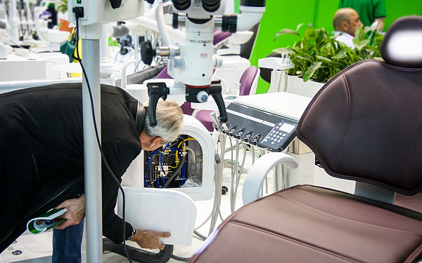 Стенд компании GREEN DENT на выставке Дентал Салон 2019_007.jpg