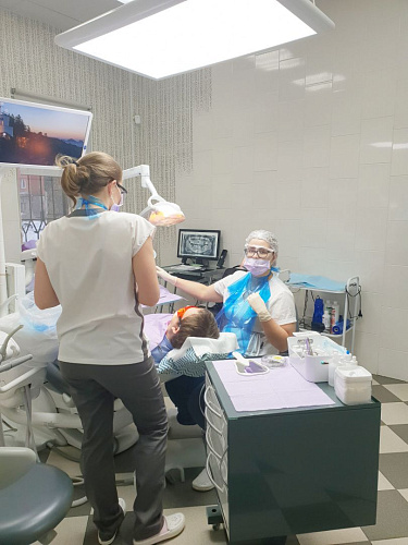 ДентЛайт - бестеневой стоматологический LED светильник с пультом ДУ